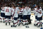 Radosť slovenských hokejistov po triumfe vo finále na MS v hokeji 2002.