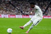 Vinicius Junior skóruje druhý gól Realu Madrid z pokutového kopu.