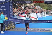 Víťazom 102. ročníka Medzinárodného maratónu mieru v novom traťovom rekorde sa stal Keňan Moses Kipngetich Kemei.