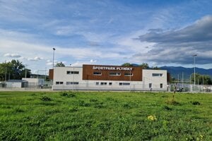 Futbalové ihrisko s umelou trávou.