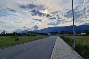Prístupová cesta s chodníkom k Pltníkom od cesty. K tomuto chodníku sa však chodci nemajú ako dostať.
