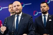 Líder strany Demokrati Jaroslav Naď, za ním Eduard Heger a  Juraj Šeliga (vpravo).
