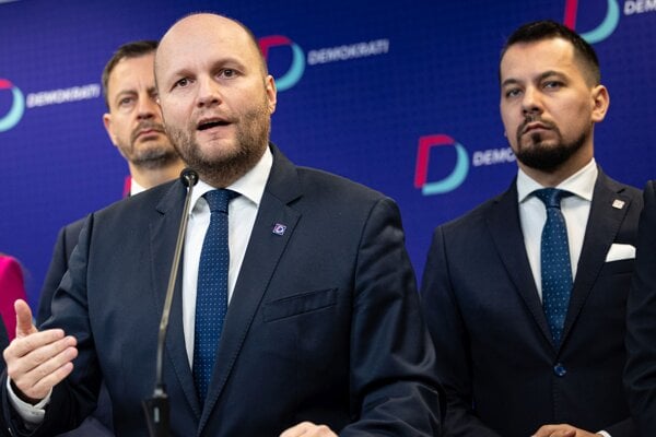 Líder strany Demokrati Jaroslav Naď, za ním Eduard Heger a  Juraj Šeliga (vpravo).