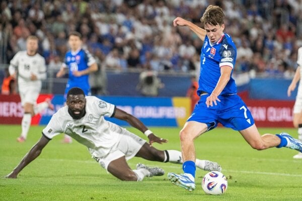 Leo Sauer si položil obrancu Antonia Rüdigera v zápase Slovensko - Nemecko. 