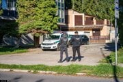 Na bezpečnosť dozerajú mestskí a štátni policajti, ako aj služba SBS.