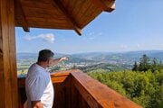 Stanislav Mikovčák ukazuje výhľady z rozhľadne na vrchu Briava. 
