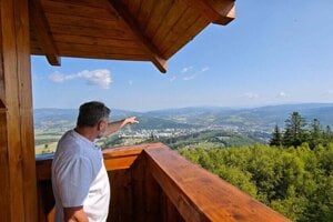 Stanislav Mikovčák ukazuje výhľady z rozhľadne na vrchu Briava. 
