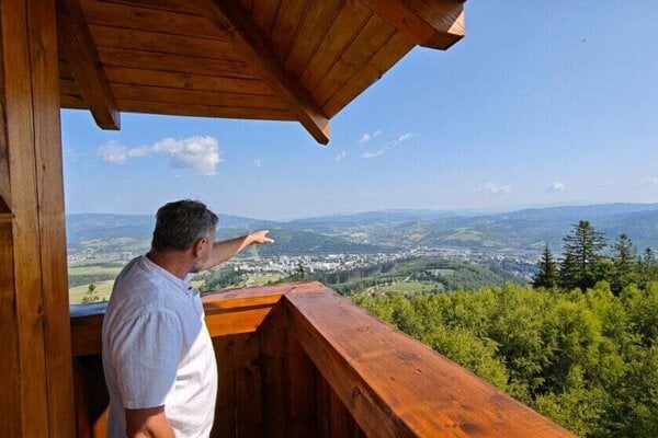 Stanislav Mikovčák ukazuje výhľady z rozhľadne na vrchu Briava. 