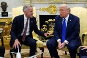 Americký prezident Donald Trump  a kanadský premiér Mark Carney v Oválnej pracovni Bieleho domu.