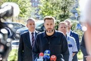 Vpred primátor hlavného mesta, naľavo starosta Ružinova, vpravo náčelník mestskej polície.
