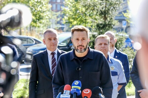 Vpred primátor hlavného mesta, naľavo starosta Ružinova, vpravo náčelník mestskej polície.