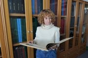 Petra Gordíková v bádateľskej knižnici v Prievidzi.