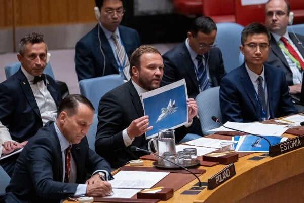 Estónsky minister zahraničia Margus Tsahkna upozornil na narušenie estónskeho vzdušného priestoru zo strany Ruska na zasadnutí Bezpečnostnej rady OSN 22. septembra.