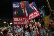 ĽUdia držia transparent s obrázkom amerického prezidenta Donalda Trumpa počas zhromaždenia na podporu rukojemníkov unesených Hamasom v Tel Avive.