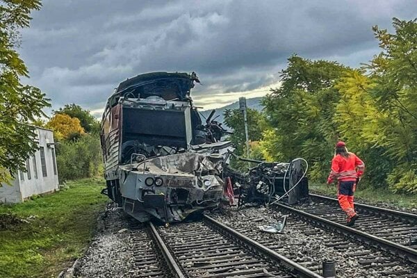 Poškodený vlak na mieste nehody.