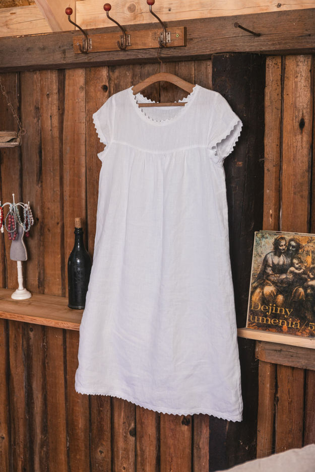 Ľanová nočná košeľa ako darček pod stromček. (zdroj: Pohan)