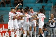 Futbalisti Tuniska oslavujú víťazstvo.