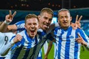 FC Nitra je o skóre prvý v štvrtej lige a včera postúpil do osemfinále Slovnaft Cupu. Lídra tretej ligy z Námestova zdolal 2:1 po dvoch centroch Mareka Výbošťoka (vľavo) a víťaznom góle Róberta Picha (vpravo).