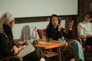 Anna, ktorej mama je Slovenka a otec Vietnamec, počas rozhovoru v Košiciach s Kvet, Hoa Nguyen Thi, členkou organizácie Vietnamské korene.