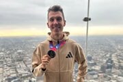 Martin Rusina si vyšiel po maratóne s medailou aj na jednu z miestnych výškových budov.