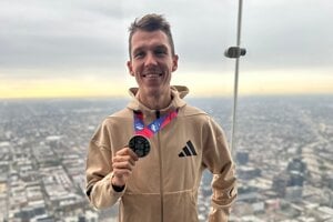 Martin Rusina si vyšiel po maratóne s medailou aj na jednu z miestnych výškových budov.
