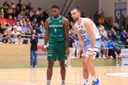 Bryan McBride (vľavo) v Handlovej skončil