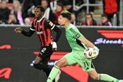 Brankár Slovana Dominik Takáč a hráč Trnavy Abdulrahman Taiwo počas zápasu 11. kola Niké ligy medzi FC Spartak Trnava a ŠK Slovan Bratislava.