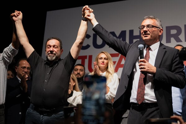 Opozičný líder Tufan Erhürman (vpravo).