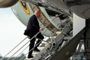 Donald Trump nastupuje do Air Force One.