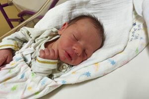 Dominik Sovík (2860 g, 47 cm) sa narodil 14.10.2025 Andrei a Petrovi z Podmanína. Teší sa na neho brat Peťko.