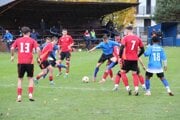 Sedem Námestovo (v modrých dresoch) prehralo s lídrom súťaže vysoko 0:5.