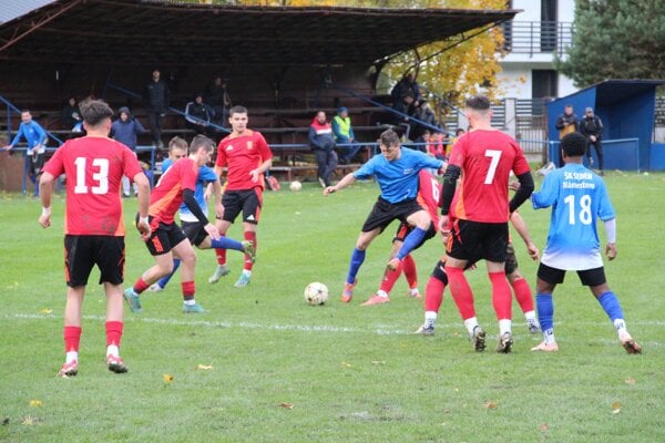 Sedem Námestovo (v modrých dresoch) prehralo s lídrom súťaže vysoko 0:5.