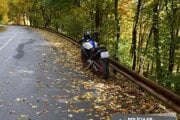 Motocyklista preletel cez zvodidlá. 