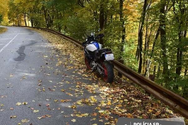 Motocyklista preletel cez zvodidlá. 