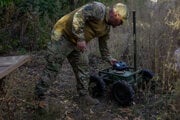 Ukrajinský vojak s volacím znakom Vladyka (35) umiestňuje diaľkové ovládanie na svoj pozemný dron v Charkovskej oblasti.