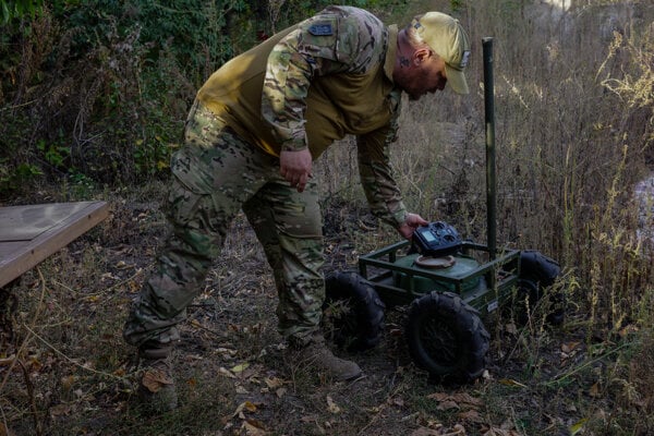 Ukrajinský vojak s volacím znakom Vladyka (35) umiestňuje diaľkové ovládanie na svoj pozemný dron v Charkovskej oblasti.