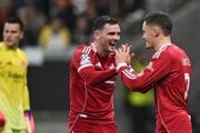 Vpravo Florian Wirtz a Conor Bradley oslavujú gól.