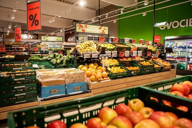 Široký výber čerstvého ovocia a zeleniny od domácich dodávateľov, bohatá ponuka privátnych značiek, sortiment za výhodné ceny, aj to zákazníkov čaká v novej predajni pod červenou strechou. (zdroj: Kaufland)