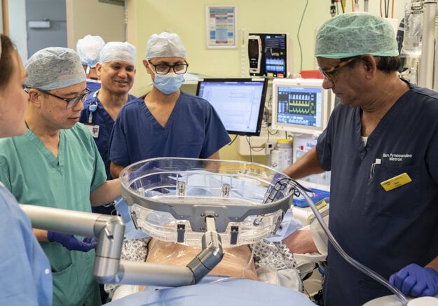 Doktor Teik Choon See (vľavo) a operačný tím v Addenbrooku použili vodný kúpeľ na zaostrenie ultrazvukových vĺn na oblasť nádoru. (zdroj: CUH/ NHS Foundation Trust)
