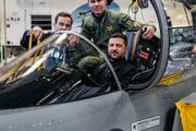 Volodymyr Zelenskyj v kokpite lietadla JAS-39 Gripen. V pozadí švédsky premiér Ulf Kristersson. 