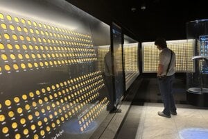 Obsahuje takmer 300 zlatých mincí.