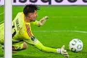 Dominik Takáč chytá pokutový kop v zápase AZ Alkmaar - ŠK Slovan Bratislava.