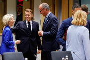 Predsedníčka Európskej komisie Ursula von der Leyenová (vľavo) debatuje s francúzskym prezidentom Emmanuelom Macronom a nemeckým kancelárom Friedrichom Merzom.