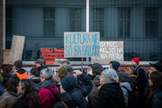 Protest pred FPU v januári 2025.
