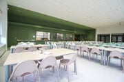 Školská jedáleň na Tbiliskej v Bratislave prešla renováciou - okrem vizuálnych zmien sa priestor výrazne odhlučnil.