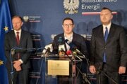 Zľava štátny tajomník ministerstva energetiky Poľska Wojciech Wrochna, poľský minister energetiky Milosz Motyka a námestník ministra energetiky Poľska Konrad Wojnarowski na tlačovej konferencii o boji proti dezinformáciám v energetike.