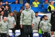 Enzo Maresca so sklonenou hlavou po prehre so Sunderlandom.