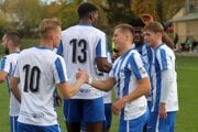 Marek Výbošťok (druhý zľava) nacentroval na dva góly Nitry v Gbeloch pri víťazstve 3:0.