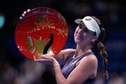 Belinda Benčičová oslavuje titul v Tokiu.