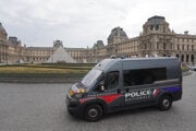 Policajná dodávka hliadkuje pri múzeu Louvre v Paríži.